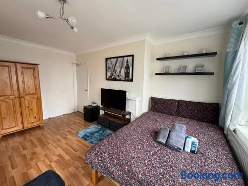 Huge and affordable 3 bedroom flat in Hammersmith for 7 people with welcome breakfast - Image 1