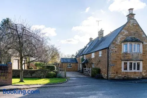 Countryside 6-bedroom cottage - Image 1