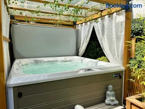 Chambre Cocoon dans une maison avec SPA et jardin en centre ville - Image 1