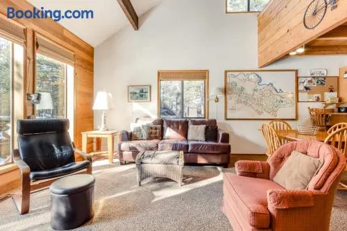 Perfectly Located Home with Decks Bikes & SHARC Pass to Pools Hot Tub & Tennis - Image 1