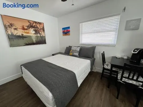 Sunny beach retreat with private bath, room and yard-3miles from Beach - Image 1