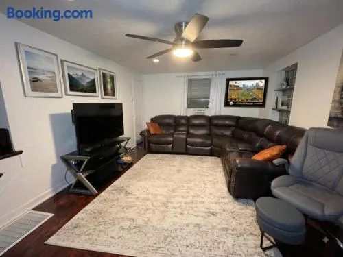 Cozy 3BR House with Garage - Image 1