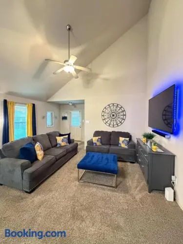 FIFA World Cup Retreat Cozy Modern Home Covered Patio With TV - Image 1