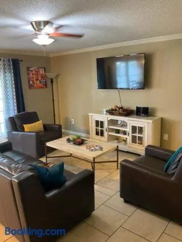 3 bedroom Cozy vacation rental near airport - Image 1