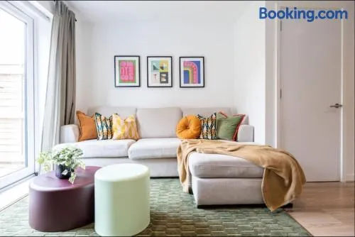 Elegance Retreat - 2 Bed Holiday Home with Parking - Image 1