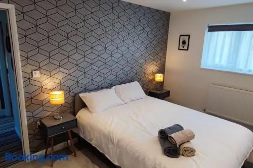Comfortable 1 Bed flat with Air Con - Image 1