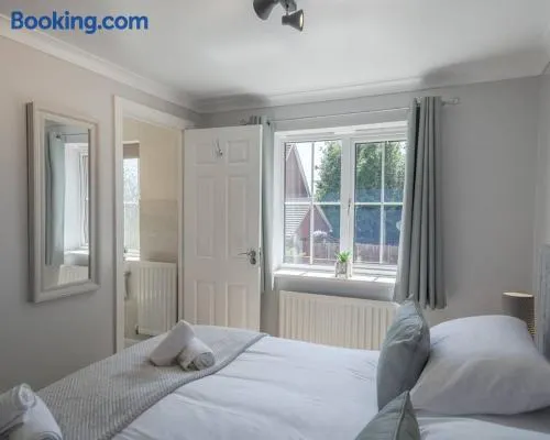 2BR Chapel Break Parking Kitchen Fast WiFi - Image 1
