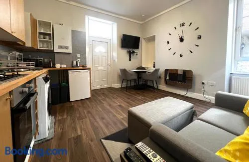Ground Floor City Centre Apartment - Sky Sports & TNT Sports - Superfast WiFi - 2pm Check in - Long Stays Welcome - Image 1