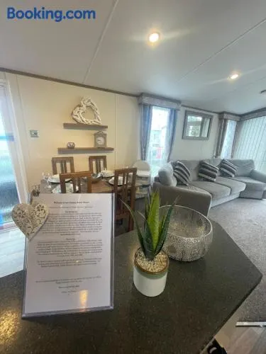 Luxury Static Home 2 Bed Sleeps 6 - Image 1