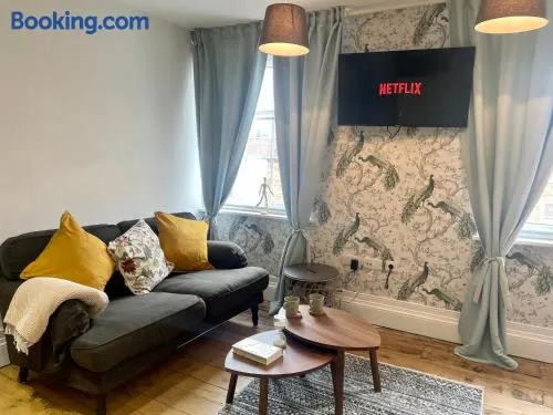 Cozy & unique two bedroom apt in the heart of town - Image 1
