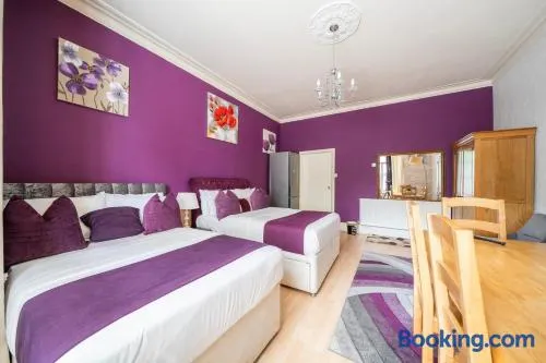 Premium 2BR Executive Suite D Free Parking near City Centre - Image 1