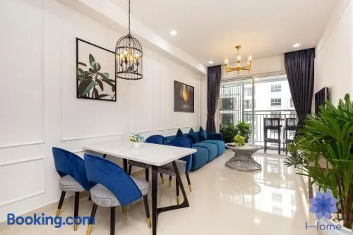 Home, Cosy&Luxury Apartment - 5mins to Airport, Free Pool&Gym, Airport Pick up Service - Image 1