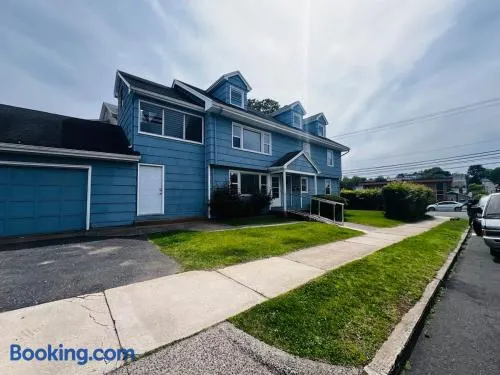 Spacious 5-Bedroom Family Home - Image 1