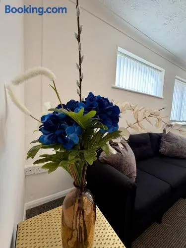 Spacious 3-Bed Home, Sleeps 6, Free Parking Wi-Fi - Image 1