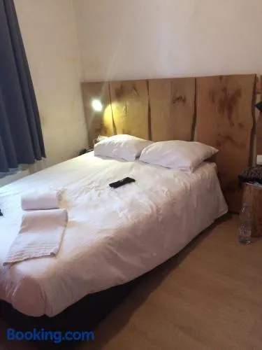 THE82 HOSTEL Midi - Image 1