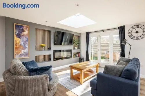 Laurel Lodge - Stylish Two Bed & Free Parking - Image 1