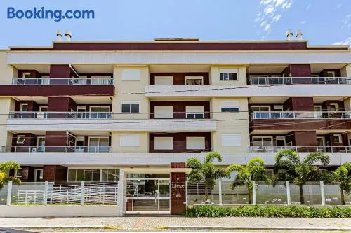 Apartamento novo e mobiliado a 250 metros da praia - Image 1