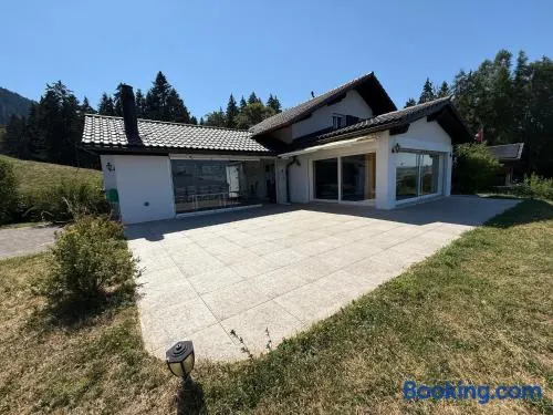 Elegant house in a dominant position - Image 1