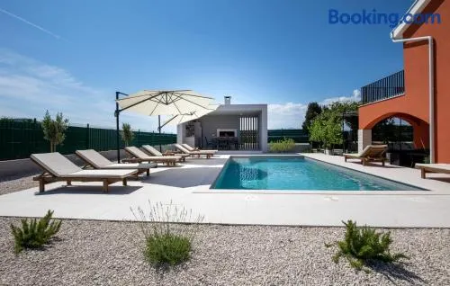 Voll ausgestattete geräumige Villa mit Garten, Grill und Terrasse | Haustierfreundlich - Image 1