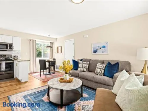 Spacious 1BR [End Unit] in the Heart of Roseville - Image 1
