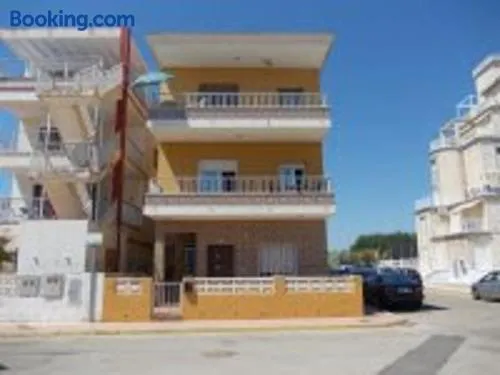 4 Bedrooms Apartment - 2 Mins Walk to Seafront - Image 1