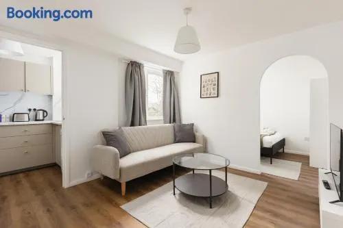 New! Cosy 1BR Flat in Peaceful East Finchley - Image 1