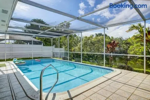 Spacieuse villa entièrement équipée avec jardin et piscine | Vue ville - Image 1