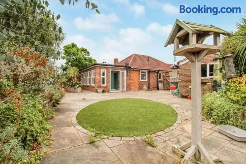Cozy Detached Bungalow with Sunny Garden - Image 1