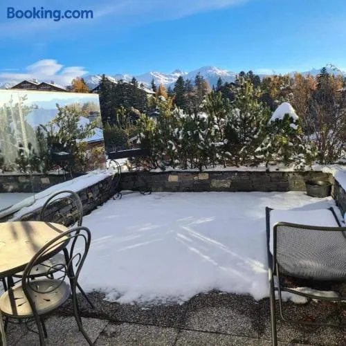 Beau studio avec piscine et terrasse à Crans Montana - Image 1