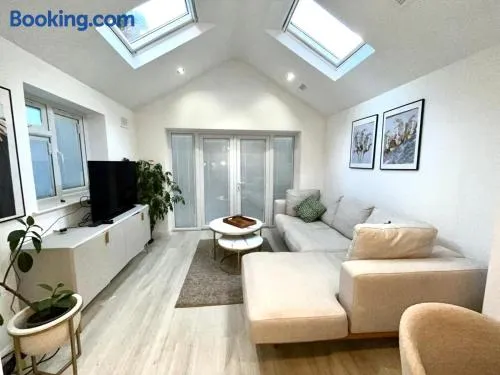 Premium Luxury Two-Bedroom Stay in the Heart of Chiswick - Image 1