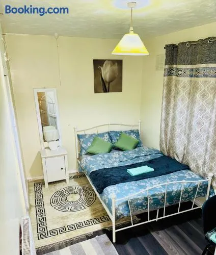 Private Double Room Near Birmingham Airport & NEC with Free Parking - Image 1