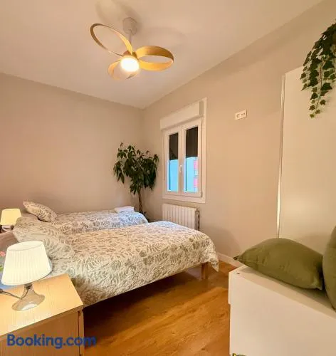 Habitación en apartamento con zonas comunes compartida H1 - Image 1