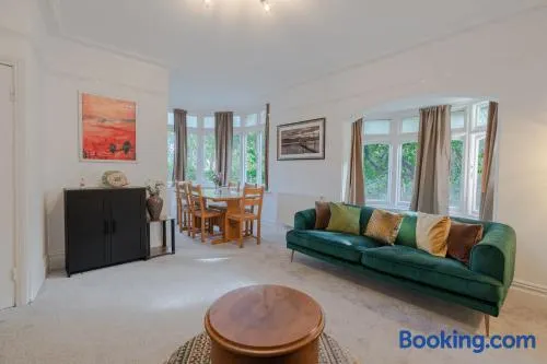 Central Banbury Stay Comfy and Spacious for groups 9 sleeps - Image 1