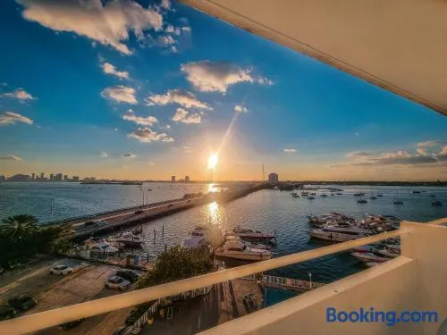 Bayfront Apartment Breathtaking Views- one bedroom w balcony- living room -Free Parking - Image 1