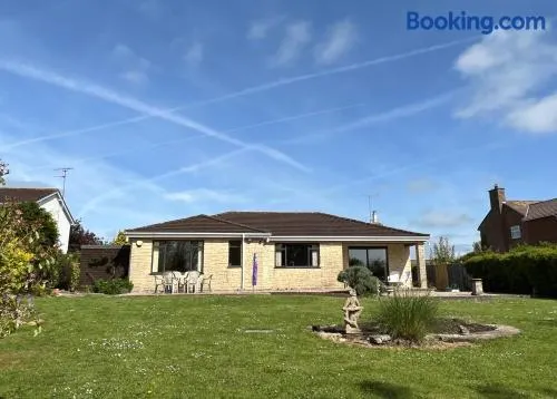 Spacious bungalow with large private garden - Image 1