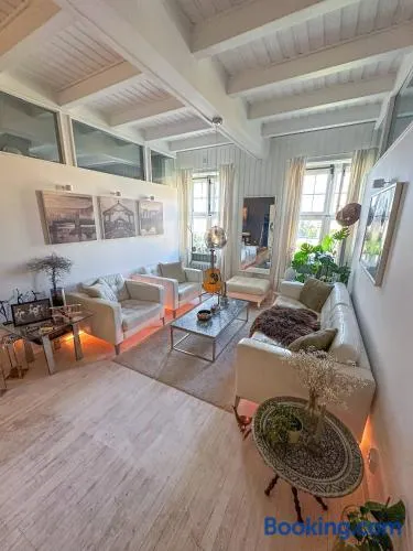 Modern and spacious home - Image 1