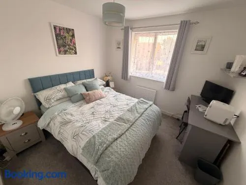 Private Double Room with Bathroom, Hot Tub & Free Parking - Image 1