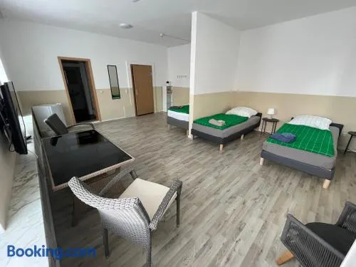 Große Zimmer für 3 Personen -Fernseher, Kühlschrank - Image 1