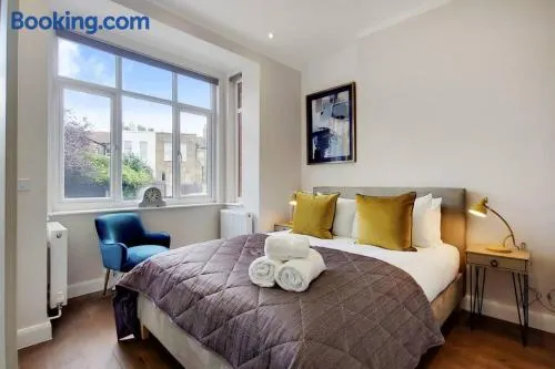 DG1 - Family-Friendly 2-Bed with Garden in Acton - by Short Stories London - Image 1