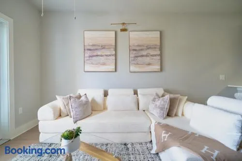 Luxury 1BR Living in the Heart of Atlanta - Image 1