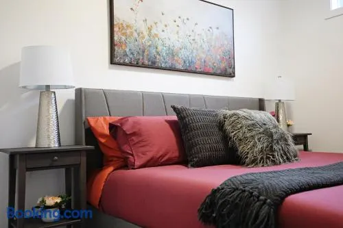 Stylish Retreat with King Bed Long Stays WEM Disney - Image 1