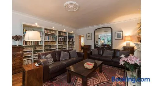 AVAL Elegant 2 bed near Hampstead and Camden, sleeps 4 - Image 1
