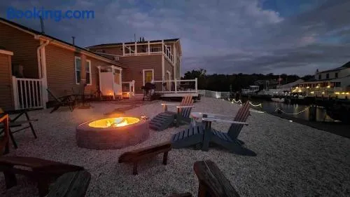 Waterfront retreat minutes from the beach - Image 1