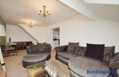 Lovely 2 bedroom flat in town centre by train station - Image 1