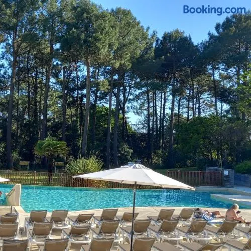 T2 32m2 terrasse 8m2 PISCINE LACANAU OCEAN LAC GOLF MULTISPORT - Image 1