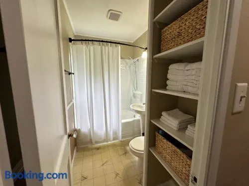 Cute & Cozy 2 Bedroom Near Park - Image 1