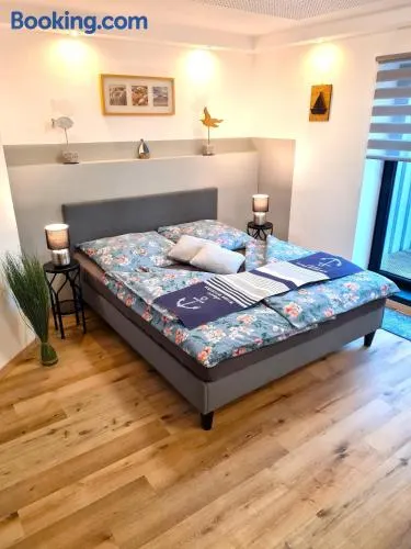 Appartamento con griglia, terrazza e giardino - Image 1