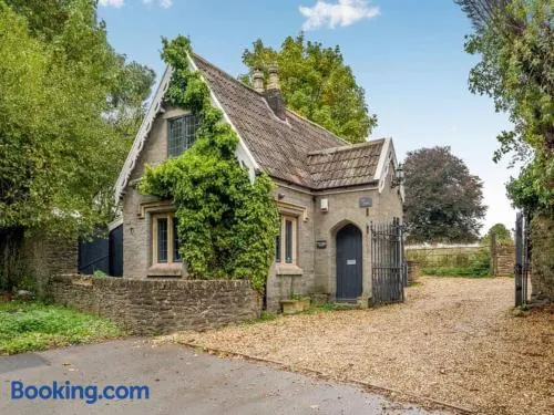 2 bedroom cosy cottage with hot tub in hambrook close to Bristol City Centre - Image 1