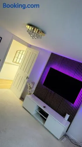 Stylish 2 bedroom apartment with parking - Image 1