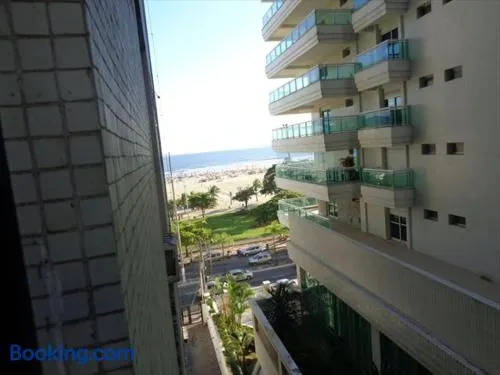 Apto Gonzaga a 20m da praia -Ar Split & Pet Friendly - Image 1